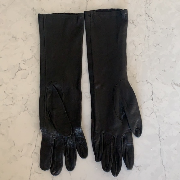 Chanel Black Leather Gloves, Reposhing but never had a chance to use - Picture 2 of 3